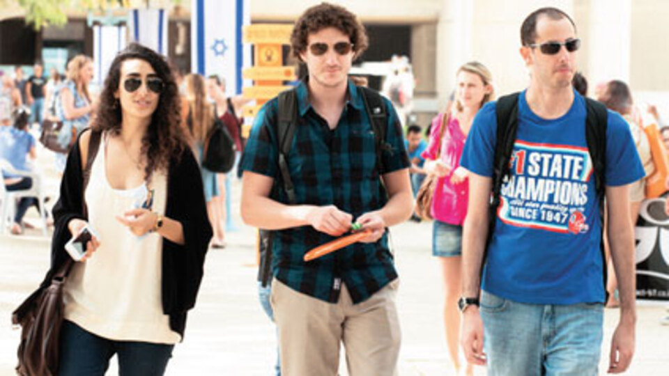 Hem ücretsiz kitap veriyor hem yemek masrafını karşılıyor