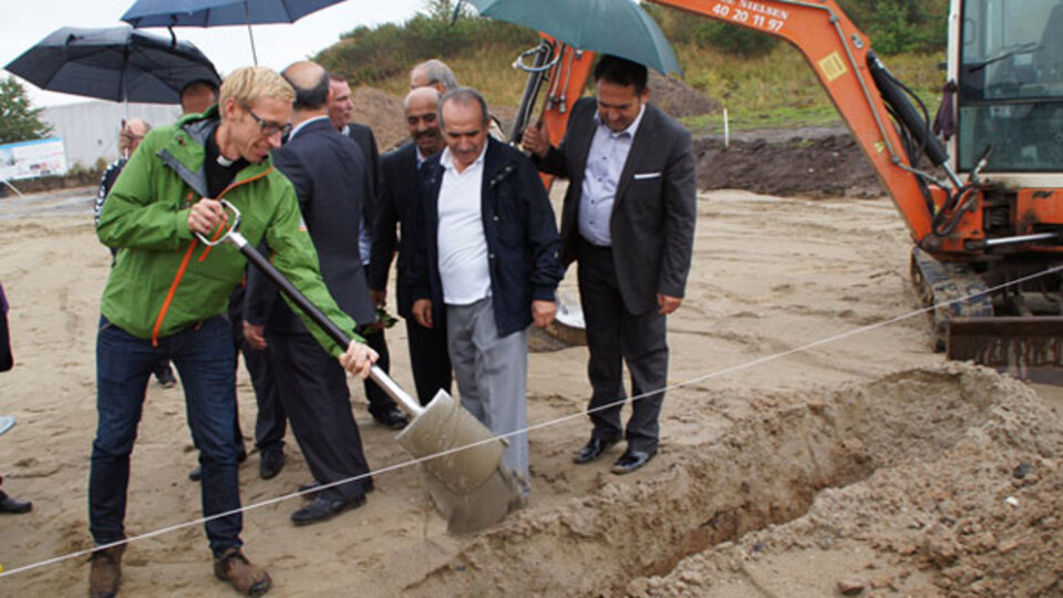Caminin temelini papaz attı