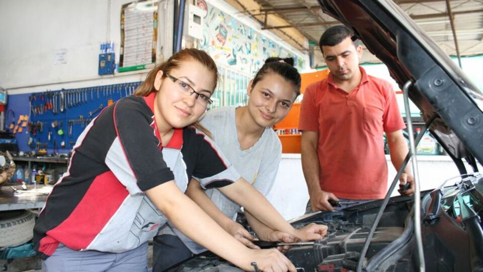 Oto tamircisi kız kardeşler