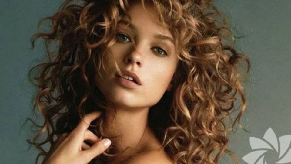 Evde dalgalı saç yapmanın kolay yolları