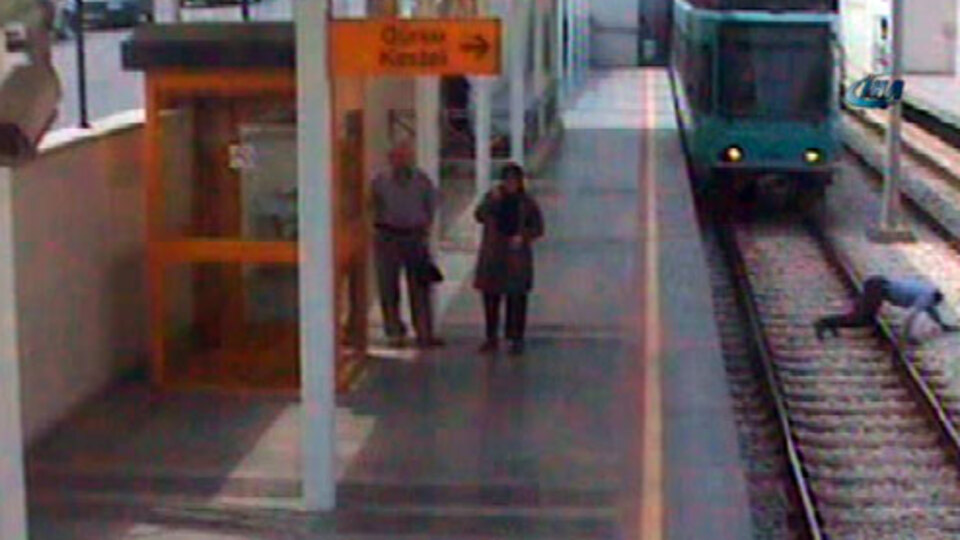 Ölmek için kendini tramvayın önüne attı ama...