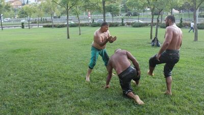 Yol kenarında yağlı güreş antrenmanı