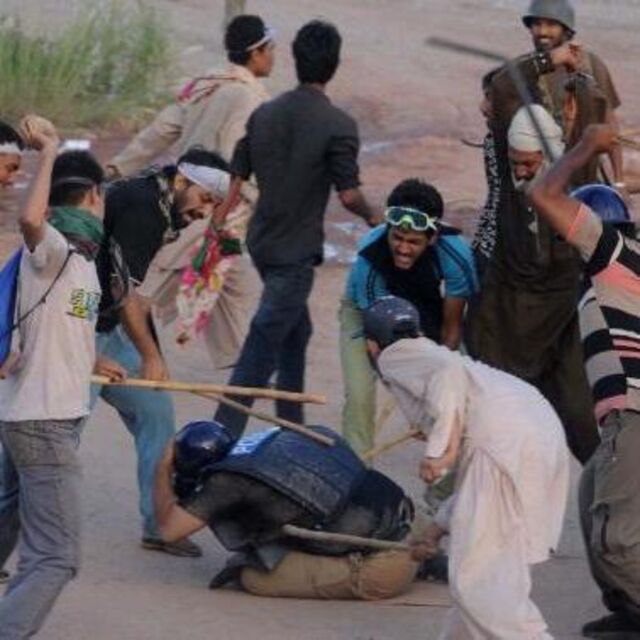 Pakistan'da göstericilerden polise linç girişimi!