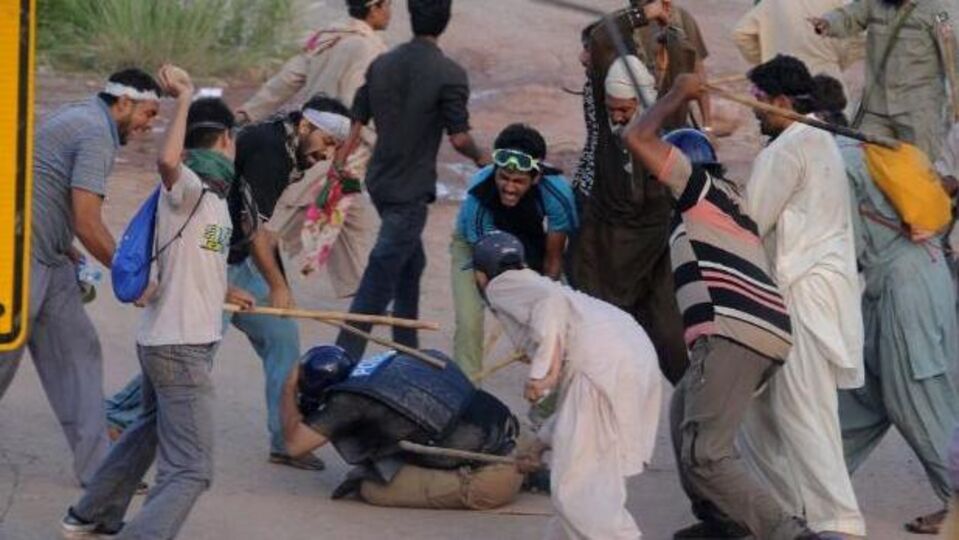 Pakistan'da göstericilerden polise linç girişimi!