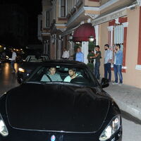 Eşiyle ayrı direksiyonda!