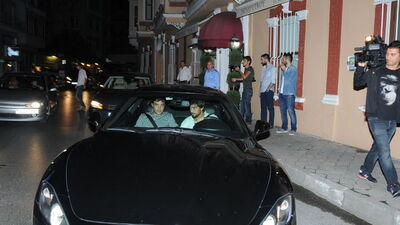 Eşiyle ayrı direksiyonda!