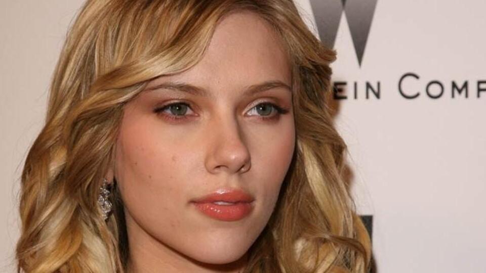 Scarlett Johansson anne oldu