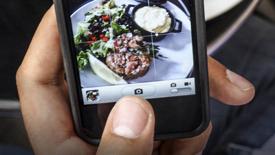 Kahraman garson, hain cep telefonuna karşı