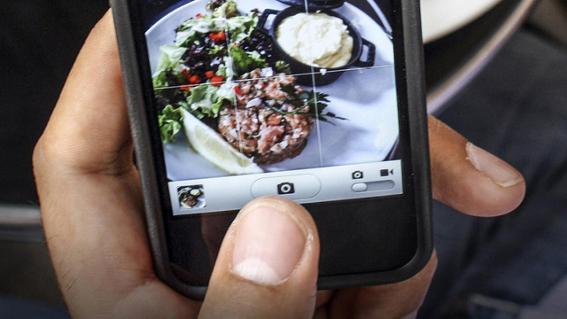 Kahraman garson, hain cep telefonuna karşı