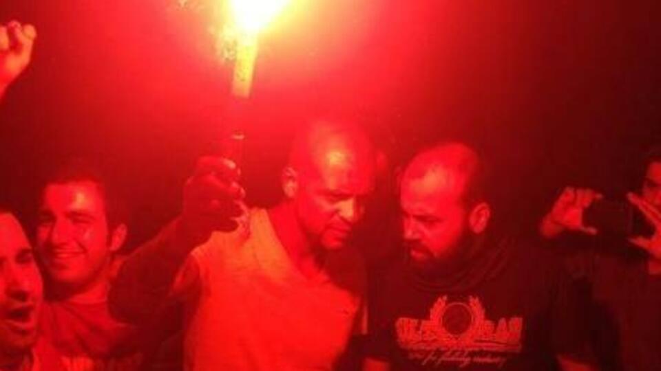 Taraftarlar Melo'nun evinde