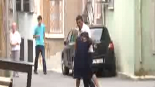 Hamile eşini sokakta sürükledi