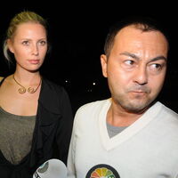 Serdar Ortaç peşlerini bırakmıyor