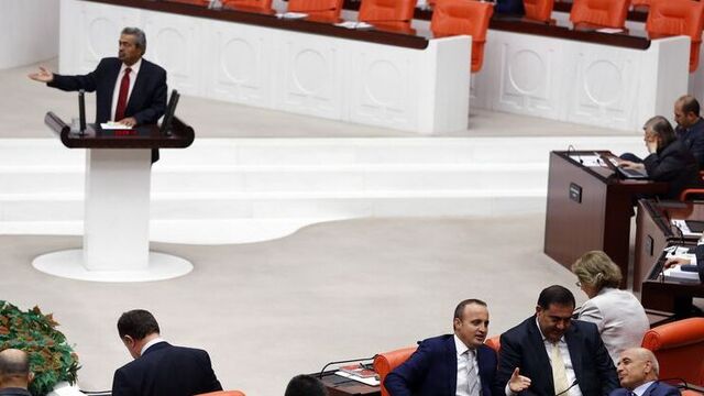 Kamer Genç'e sırtlarını döndüler