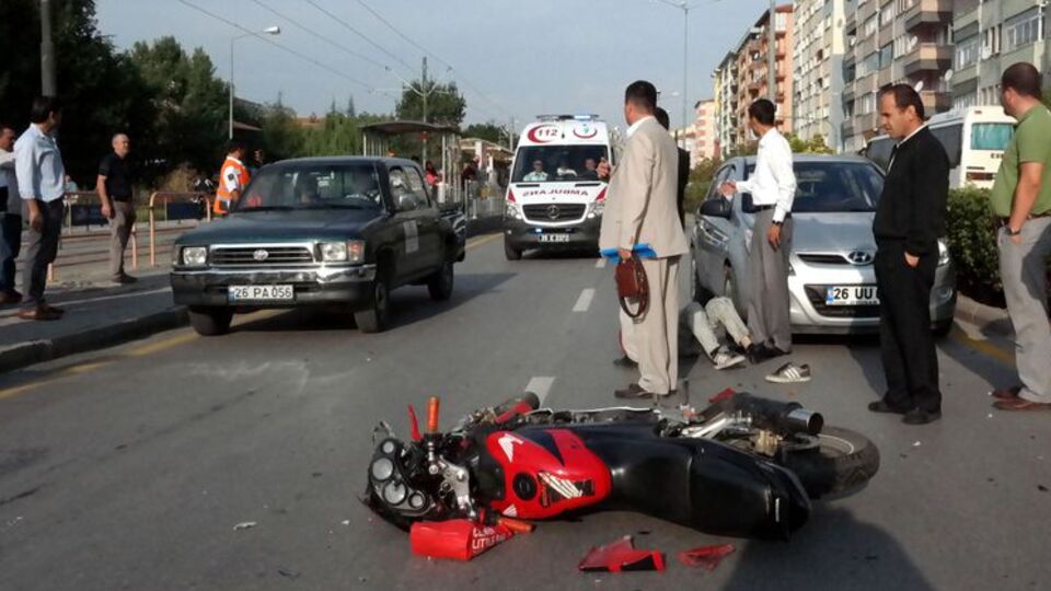 Hastane önünde ambulans bekledi