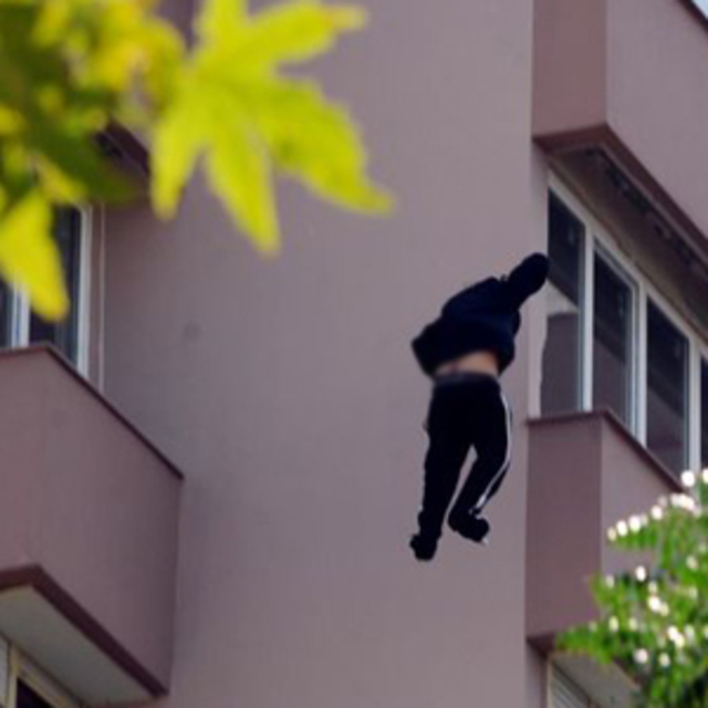 24 saat beklediği 10'uncu kat penceresinden atladı