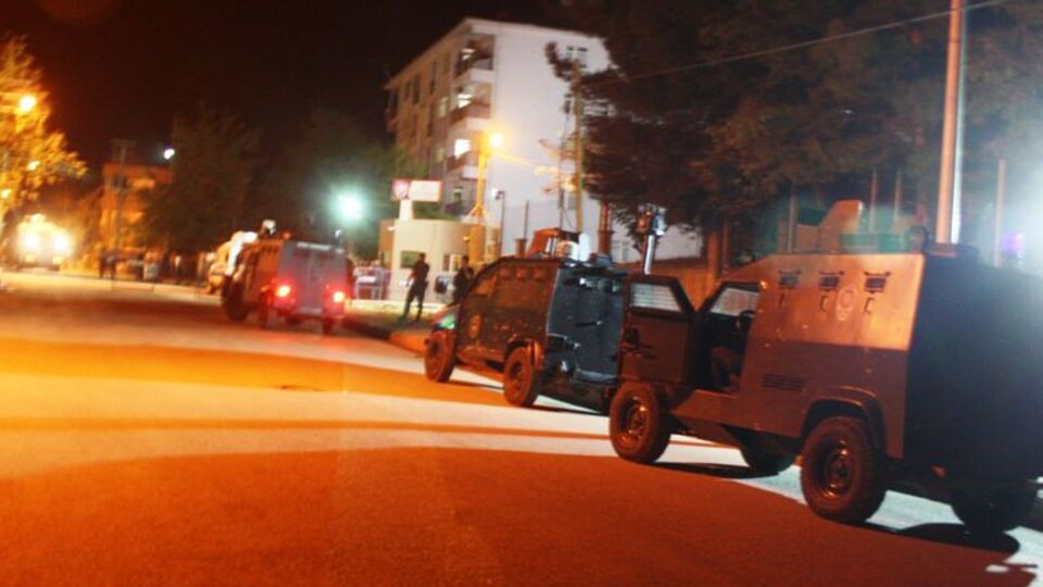 Polis lojmanlarına saldırı!