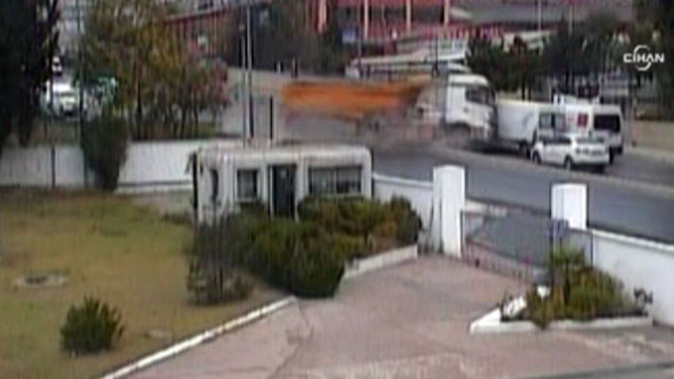 Kamyonun minibüsleri ezme anı kamerada