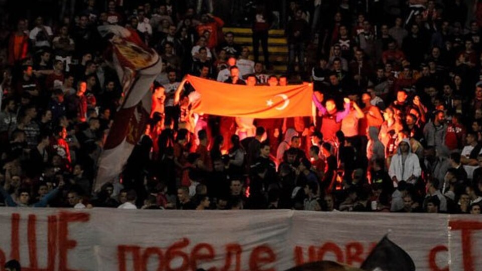 Türk bayrağı yakıp Fenerbahçe'ye küfrettiler