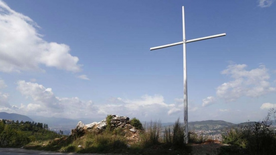 Saraybosna'nın tepesine haç dikildi!