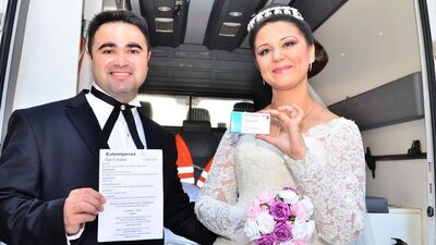 Doktor çiftten ilginç davetiye