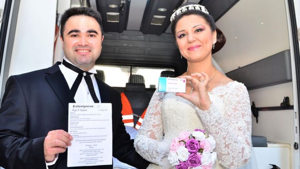 Doktor çiftten ilginç davetiye