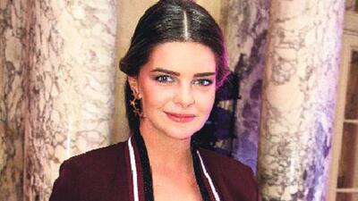 Ak düştü saçlarına!