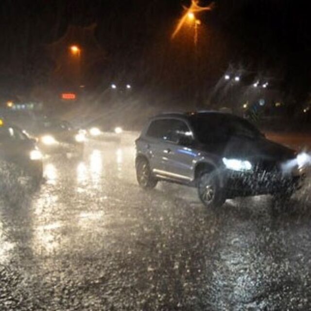 İstanbul'da sağanak yağış trafiği felç etti