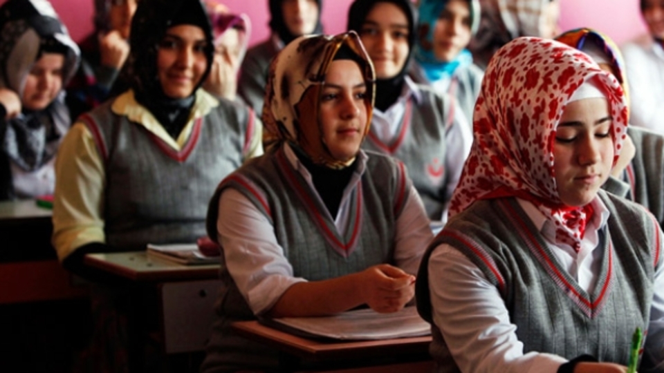 Okullarda başörtüsü değişikliği yürürlükte