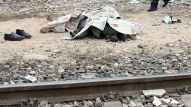Tren, öğrenci servisine çarptı