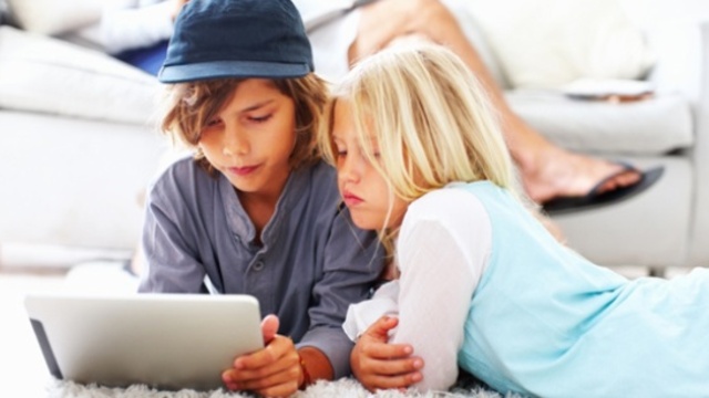 Tablet ve bilgisayar gibi cihazlar, omurga eğriliğine neden oluyor