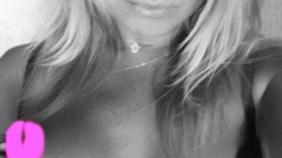 Yonca Evcimik'ten göğüs kanserine tepki!