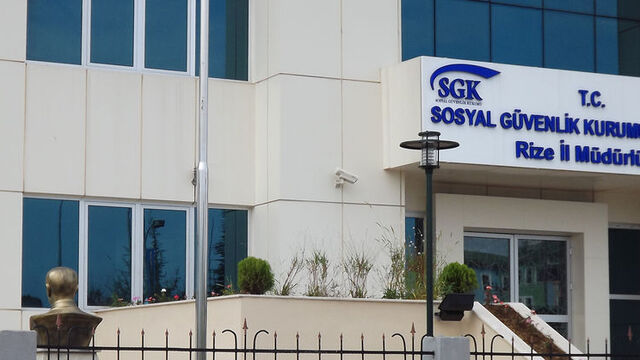 SGK binası önünde ilginç görüntü!