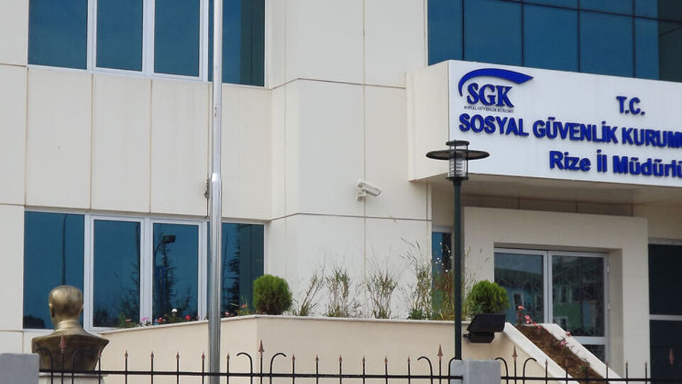 SGK binası önünde ilginç görüntü!