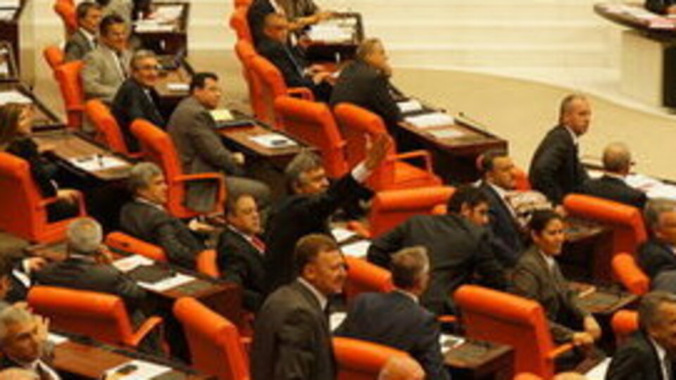 2015'teki seçimler 1 ay öne çekiliyor!