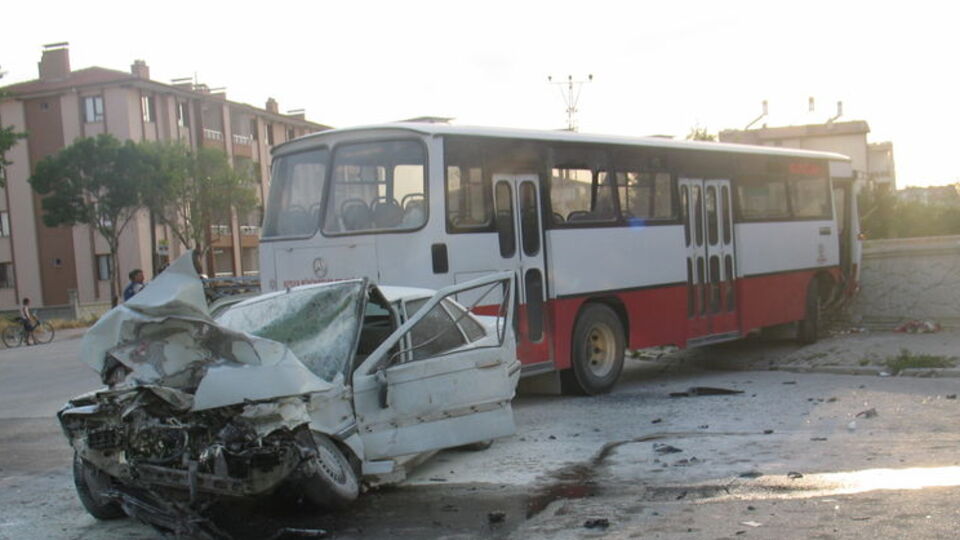 Belediye otobüsü otomobille çarpıştı!