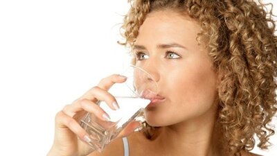 Su içmek saç dökülmesini önlüyor