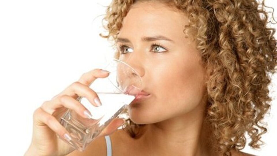Su içmek saç dökülmesini önlüyor