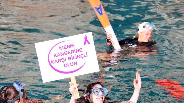 Meme kanserine farkındalık için daldılar