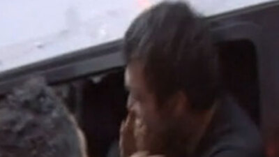 Ekip arabasının camına kafa attı!