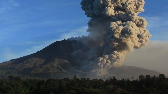 Sinabung Yanardağı'nda korkutan patlama