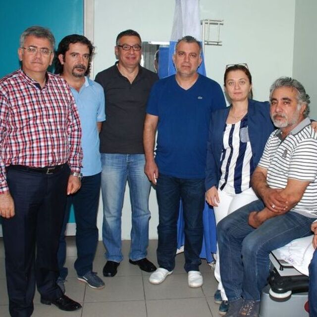 Göstericiler doktora saldırdı