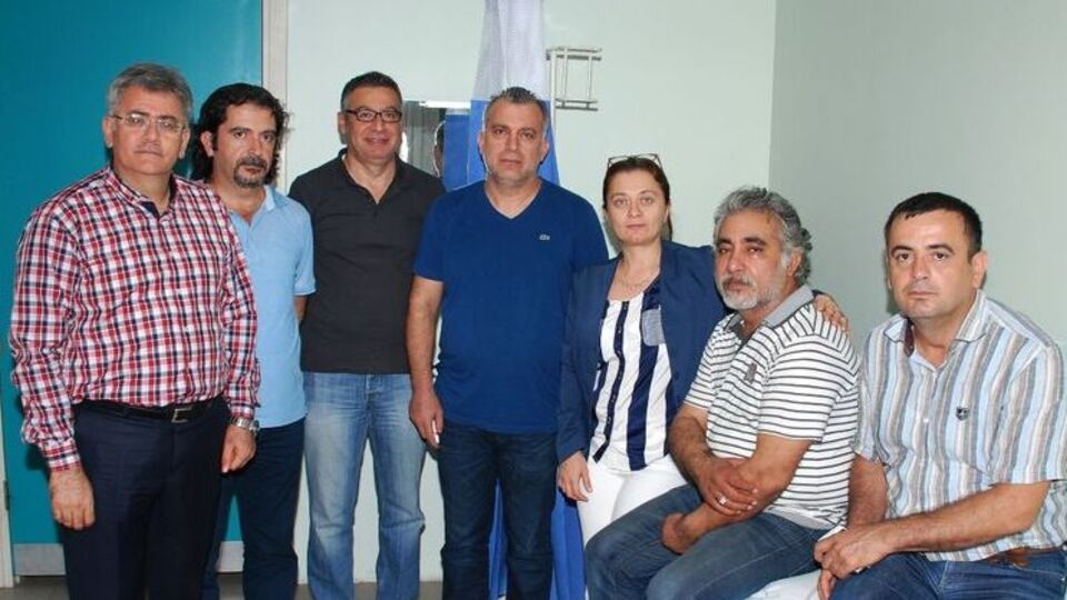 Göstericiler doktora saldırdı