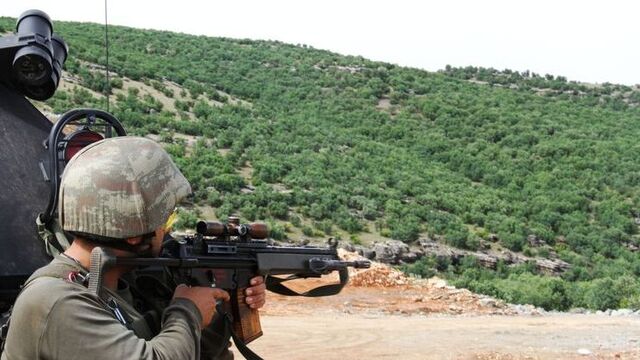 Şemdinli'de askere taciz ateşi açıldı