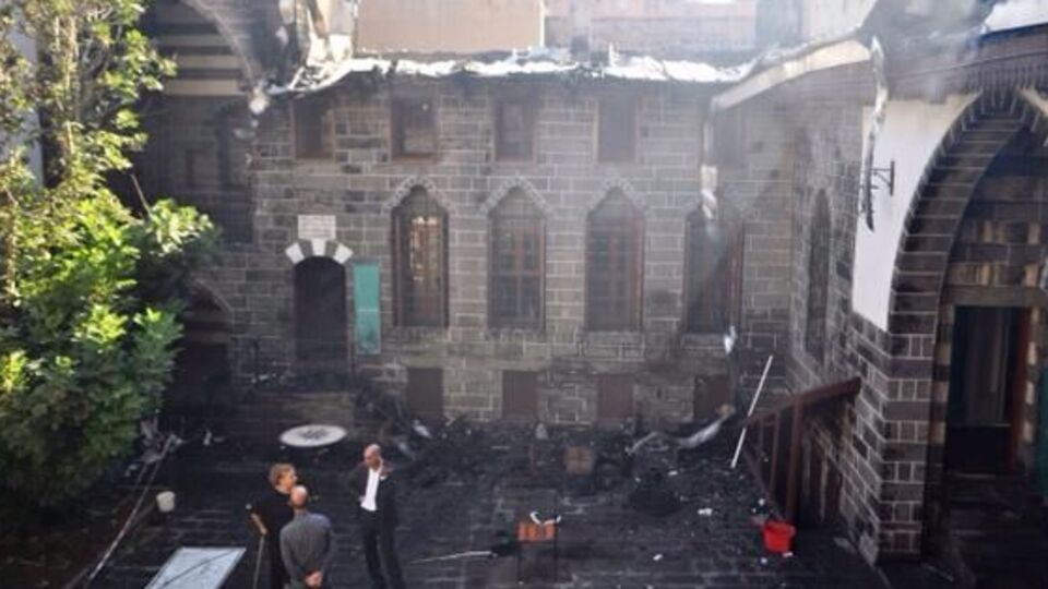 Bakan Ömer Çelik: Barbarlar çocukların kütüphanesini yaktılar