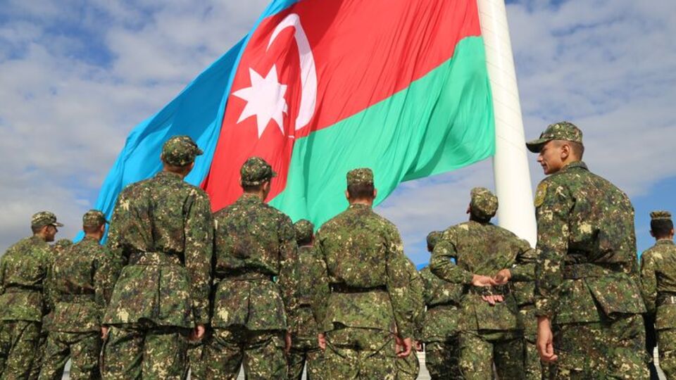 Azerbaycan bayrağı dünyanın en yüksek 2. bayrak direğinde dalgalanıyor