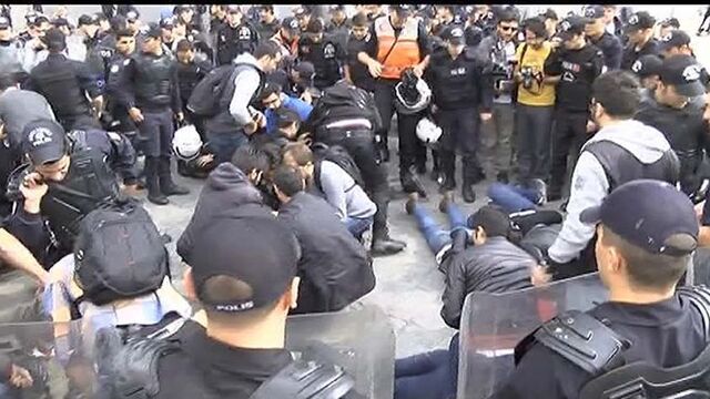 Beyazıt Meydanı'nda IŞİD protestosuna yaka paça gözaltı