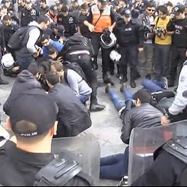 Beyazıt Meydanı'nda IŞİD protestosuna yaka paça gözaltı