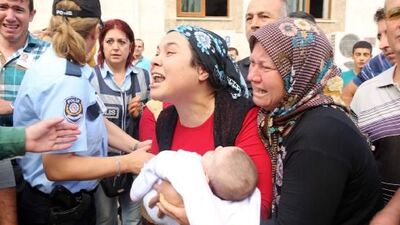 Otobüsün devrilmesi sonucu şehit olan Fatih Çevik gözyaşları içinde toprağa verildi