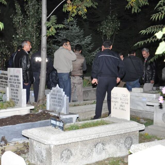 Mezarlıkta ölü bebek bulundu
