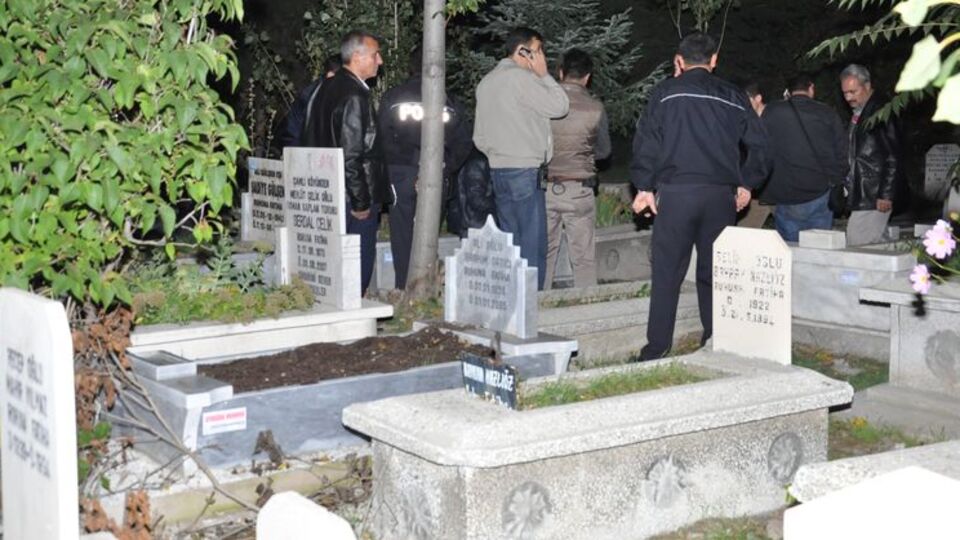 Mezarlıkta ölü bebek bulundu